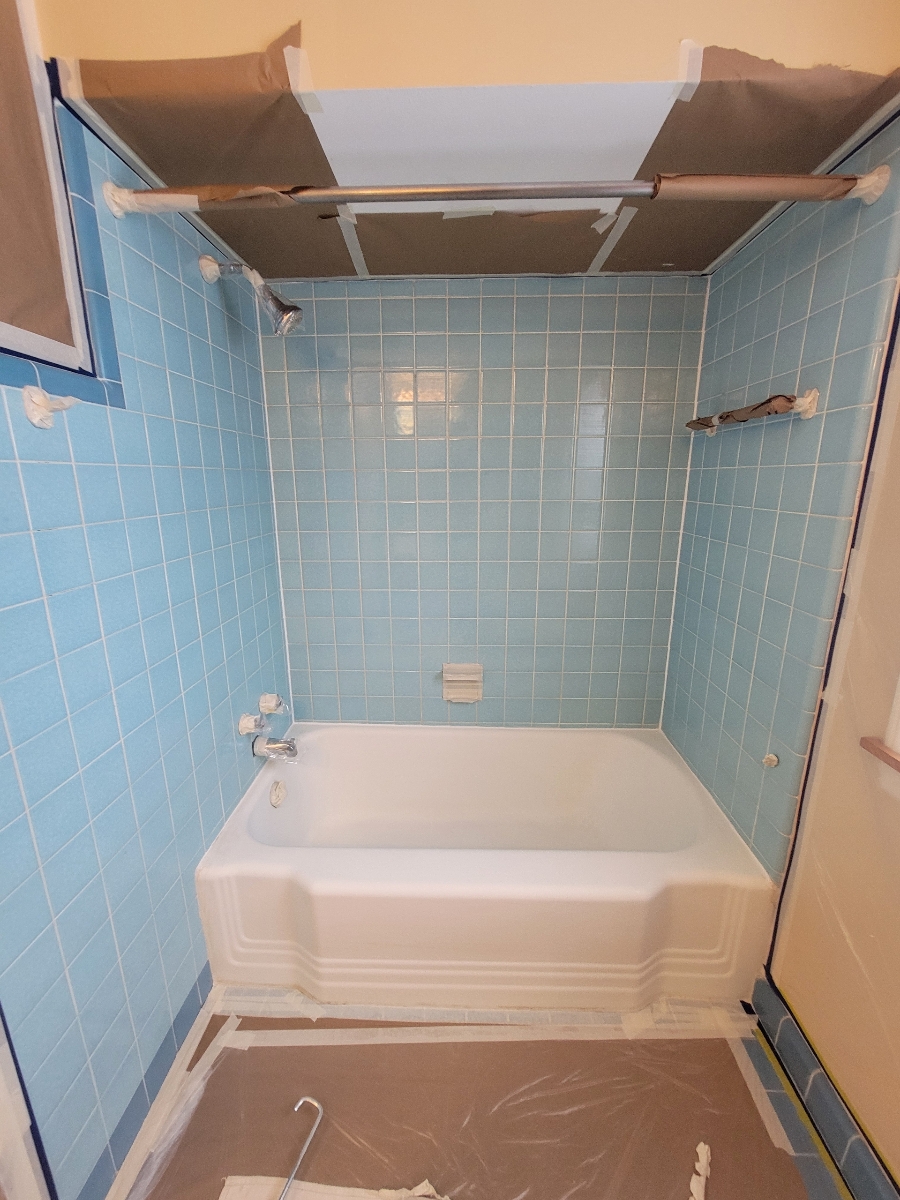 Hotel tile before color change refinishing