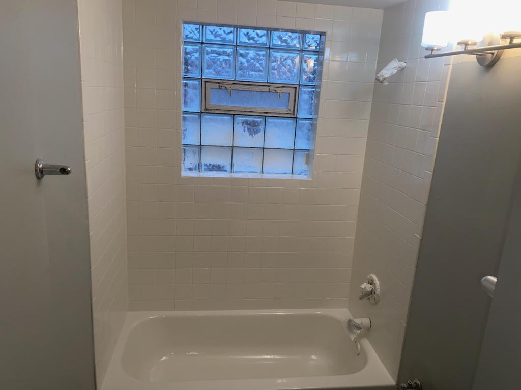 Hotel tub and tile surround after refinishing Chicago