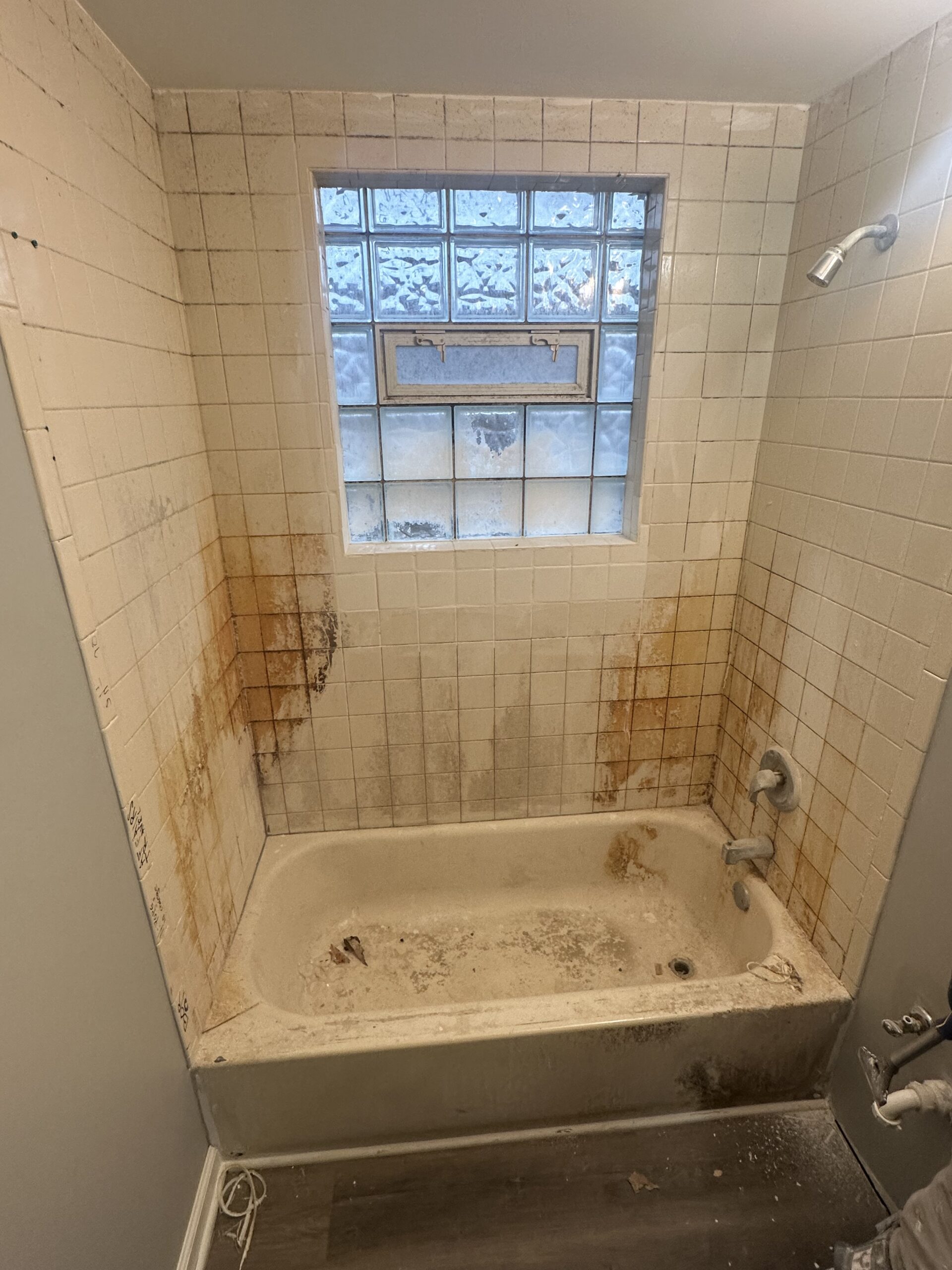 Hotel tub and tile surround before refinishing Chicago
