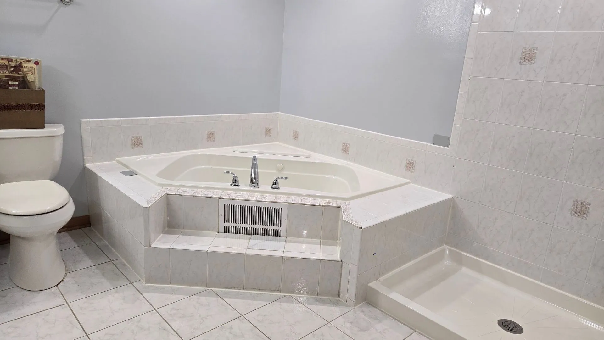 Bathtub refinishing before and after — how to upgrade your bathroom without remodeling in Chicago IL